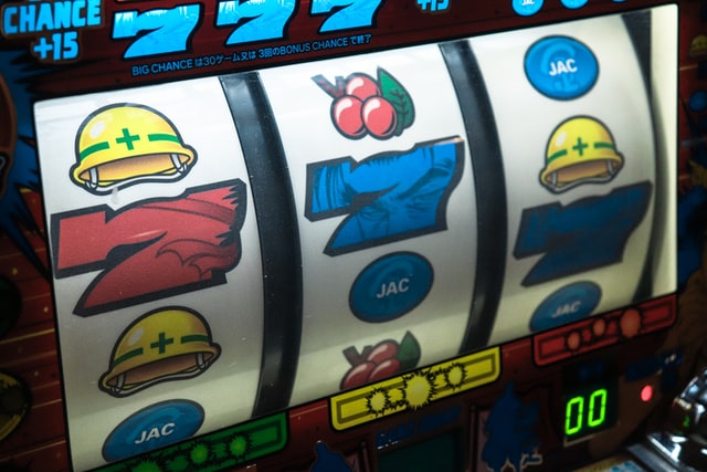 Ein Spielautomat mit drei Walzen in einer landesbasierten Spielhalle 